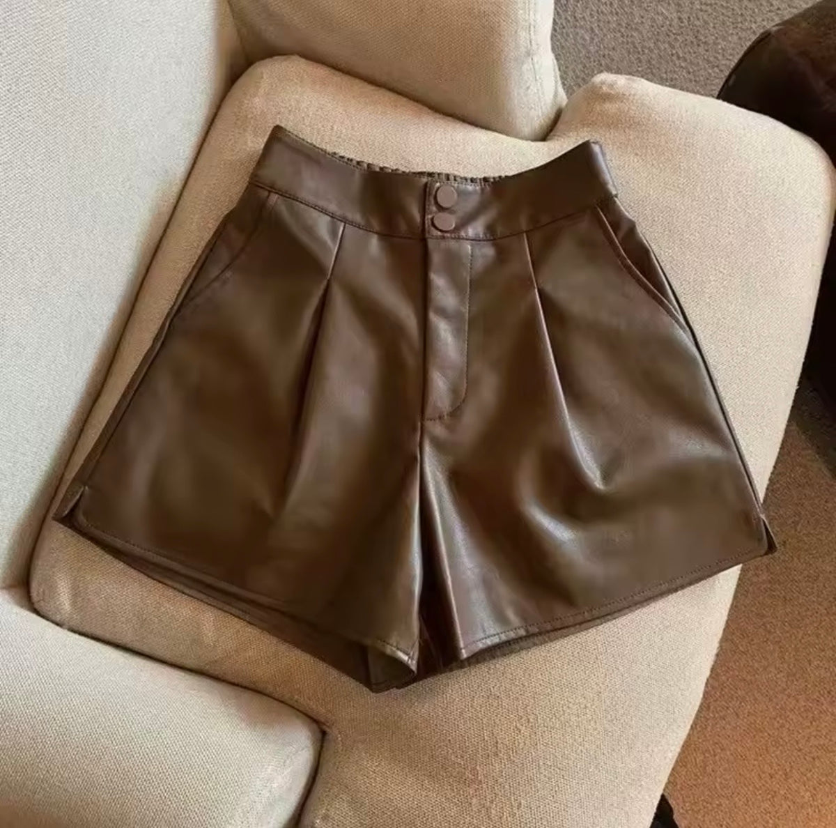 SHORT DE COURO SINTÉTICO
