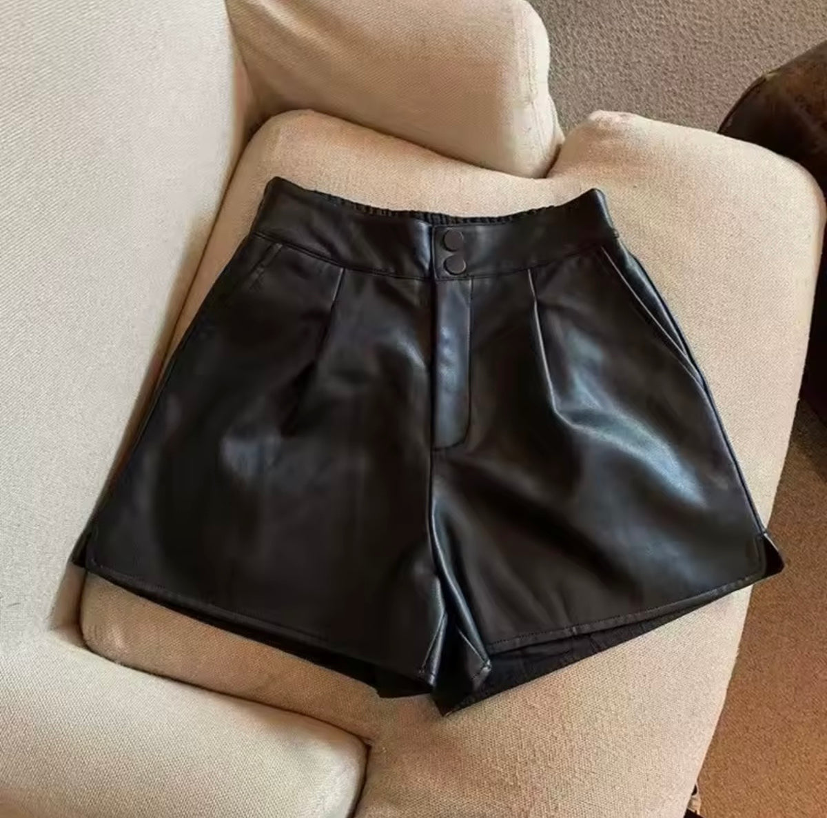 SHORT DE COURO SINTÉTICO